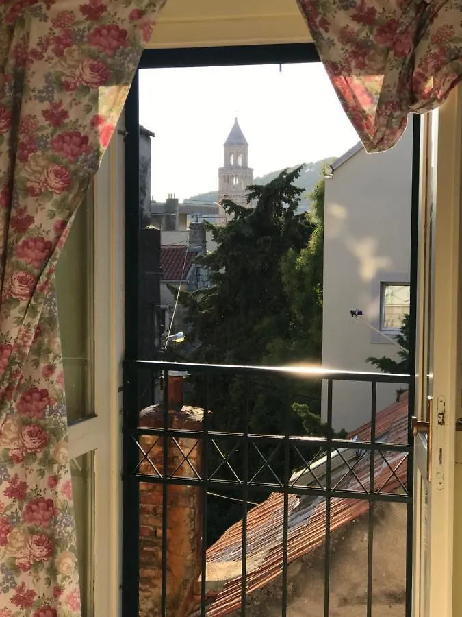 Studio In The Top Center Apartment Split